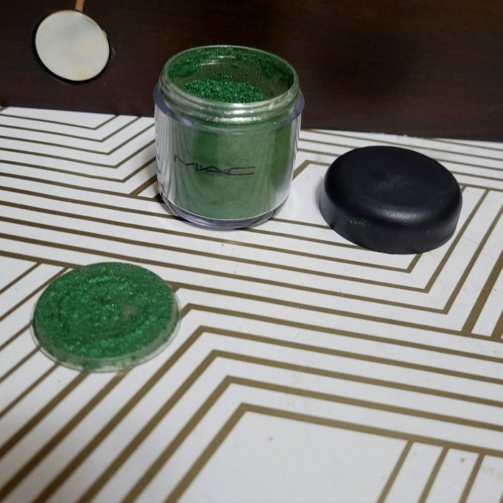 Mac Emerald Green Pigment